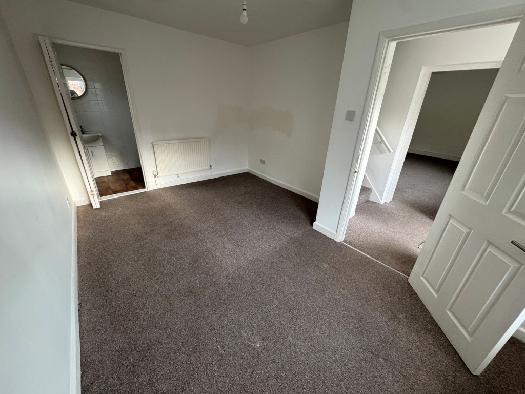 Lot: 103 - FOUR-BEDROOM SEMI-DETACHED HOUSE - Bedroom 1
